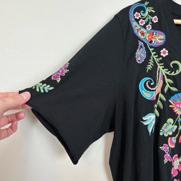 Johnny Was Top XL Black Raw Hem V-Neck Tee Embroidered Floral 100% Cotton - Picture 4 of 11